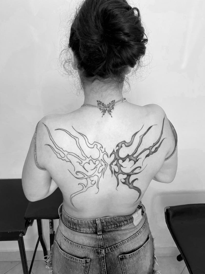 Tatuaje de alas neotribal en la espalda - ejemplo de trabajo de calidad en Jujuy Argentina
