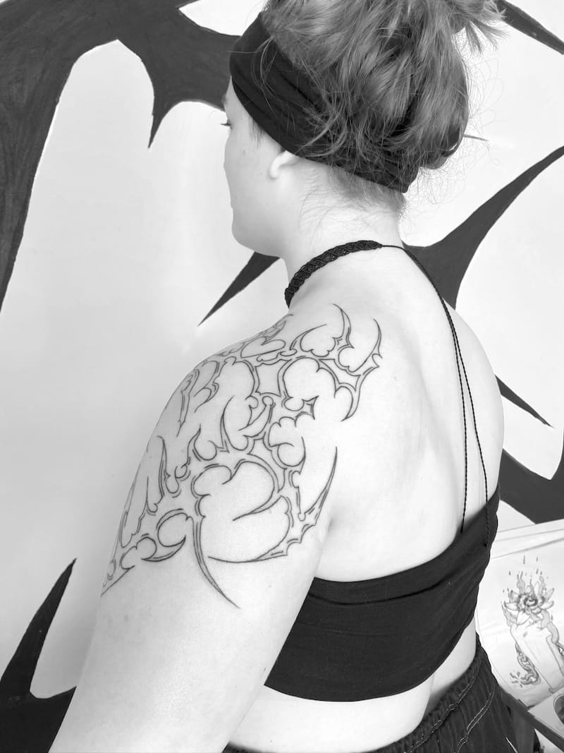 Tatuaje neotribal completamente cicatrizado