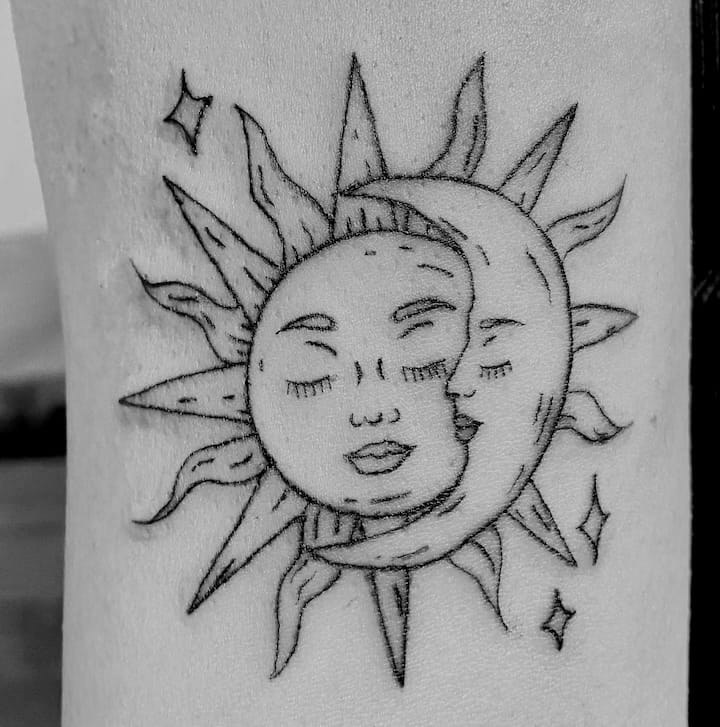 Tatuaje de luna y sol en línea fina, ejemplo de piel bien preparada