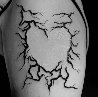 Tatuaje de corazon con estilo neotribal en el brazo