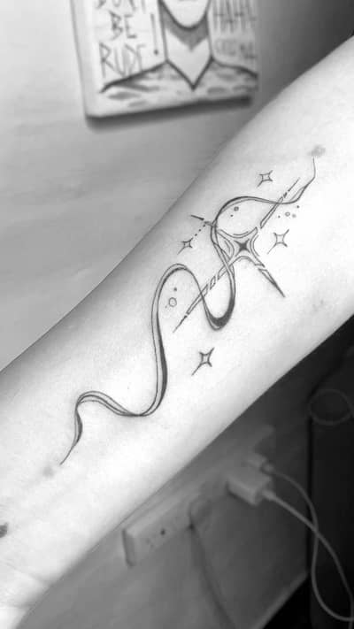 Tatuaje de estrella en estilo línea fina