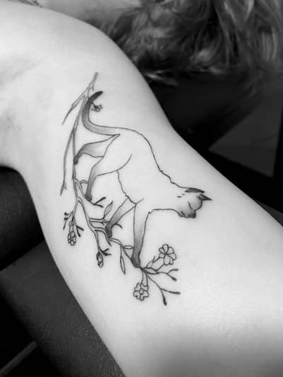 Tatuaje de gato siamés en estilo línea fina