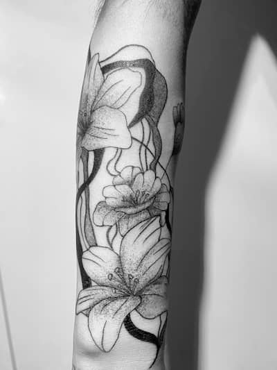 Tatuaje de flores freehand en línea fina