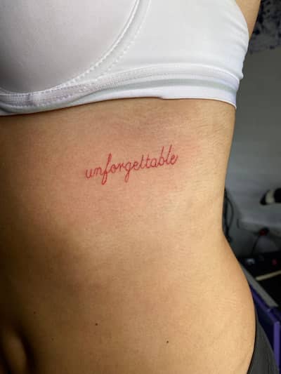 Tatuaje en línea fina con tinta roja - Unforgettable