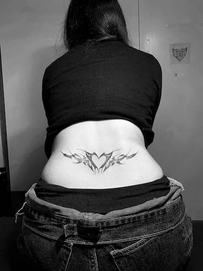 Tatuaje neotribal en la espalda baja