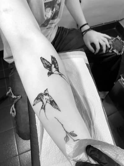 Tatuaje de pájaros en estilo línea fina